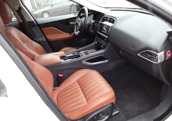 Jaguar F-Pace cena 136900 przebieg: 109000, rok produkcji 2016 z Białystok małe 191